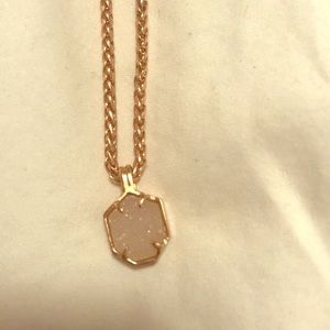 Delicate Kendra Scott pendant necklace!
